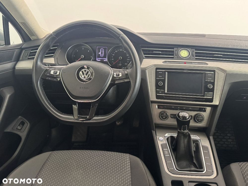 Volkswagen Passat 1.6 TDI BMT Comfortline - 27