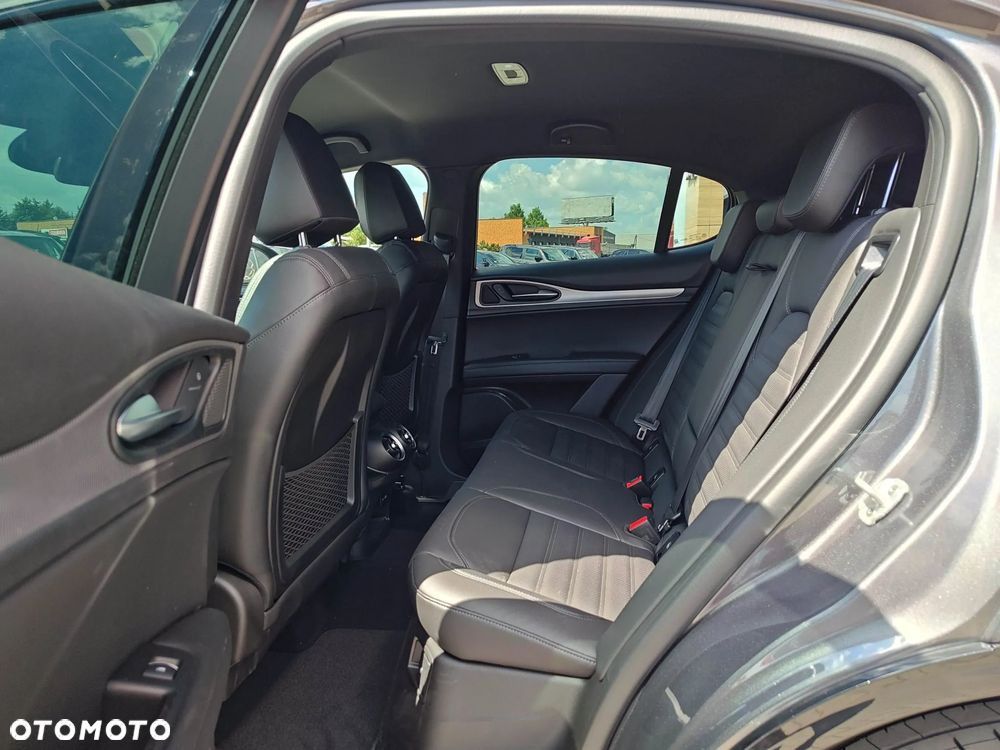 Alfa Romeo Stelvio 23 - 10