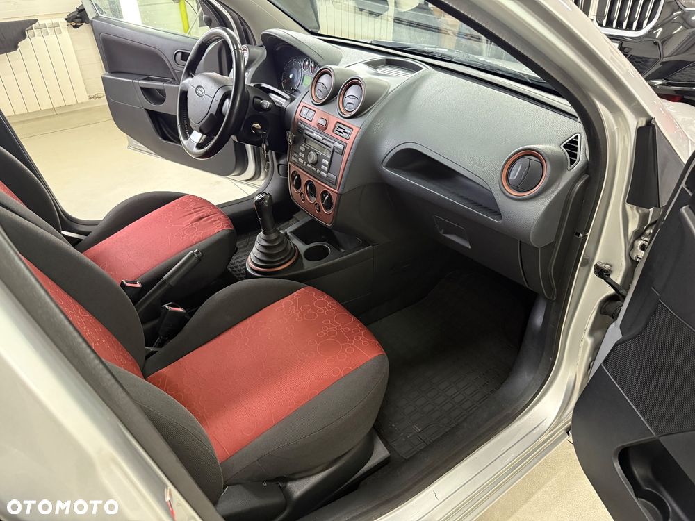Ford Fiesta 1.3 Silver Magic - 23