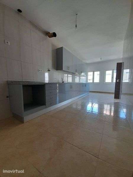 Apartamento T4 disponível para arrendamento no centro de Mirandela.
Re - Grande imagem: 2/12