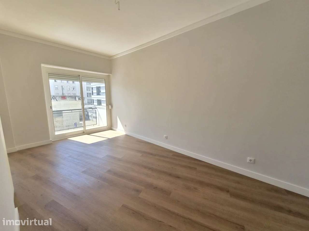 Apartamento T5 com elevador e varanda em Entrecampos - Grande imagem: 2/14
