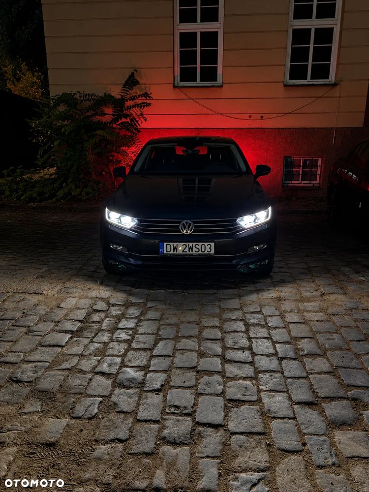 Volkswagen Passat - 1