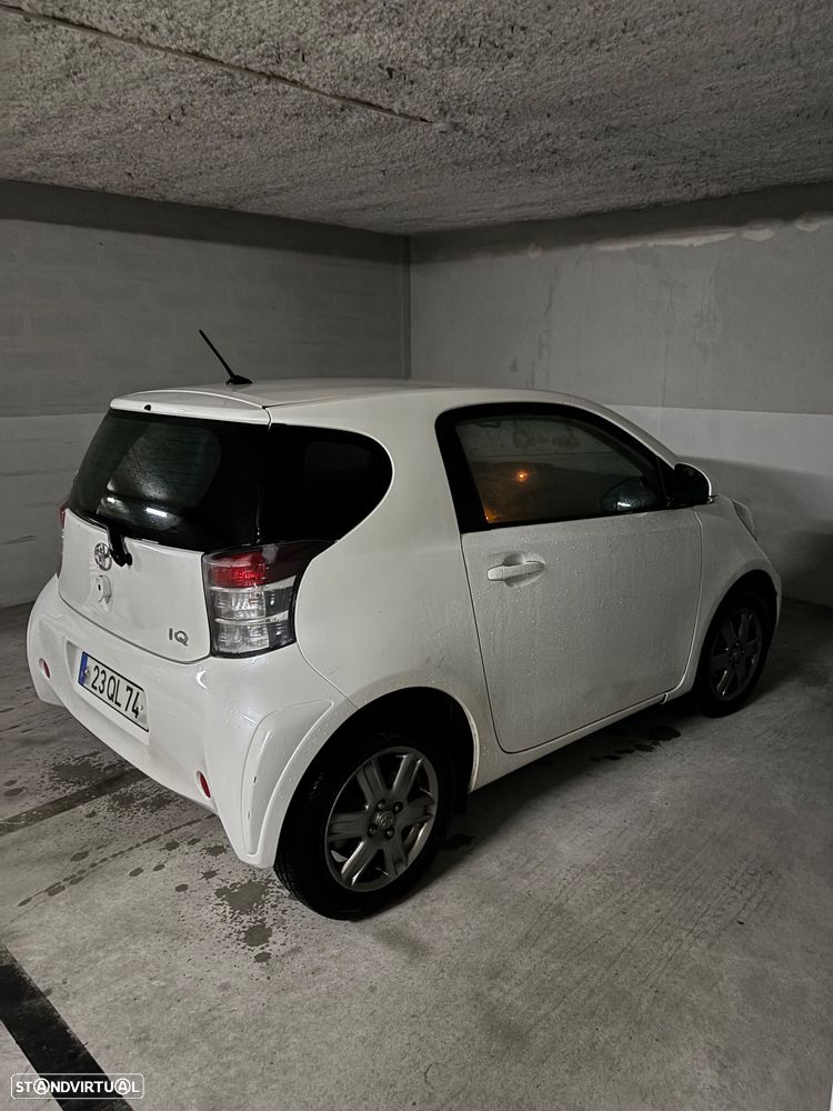 Toyota iQ - 8