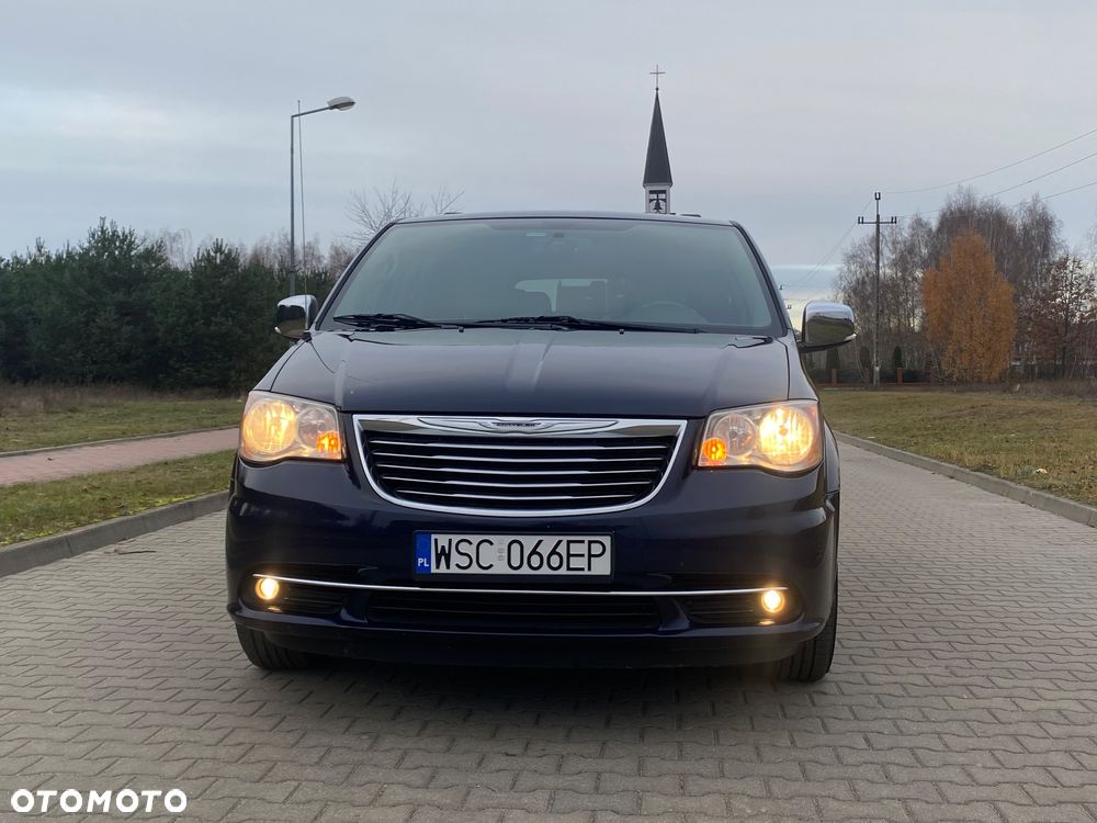 Chrysler Town & Country - 7