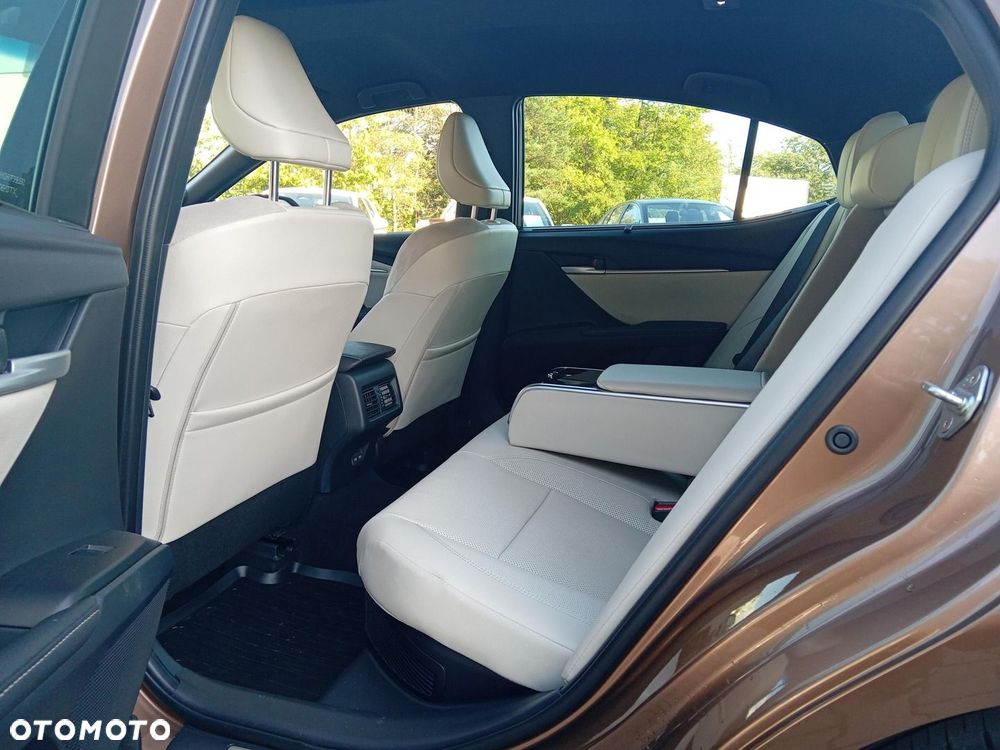 Toyota Camry - 17