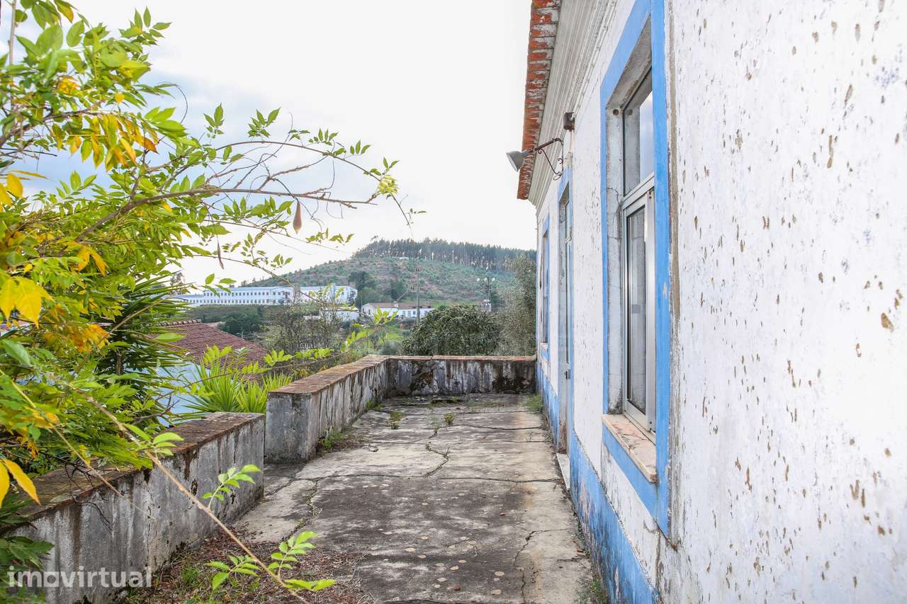 Oportunidade Única: Moradia Centenária inserida em lote 2560m2 - Grande imagem: 3/31