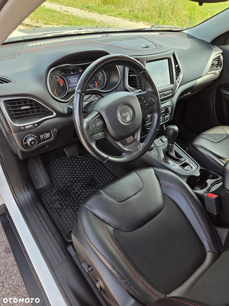 Jeep Cherokee - 25