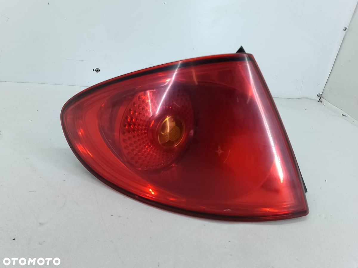 LAMPA TYLNA LEWA SEAT TOLEDO III 5P5945095C  5P5945111A HATCHBACK - 1
