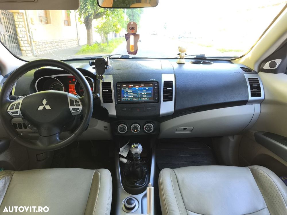 Mitsubishi Outlander 2.2 DI-D NAVI Instyle - 12