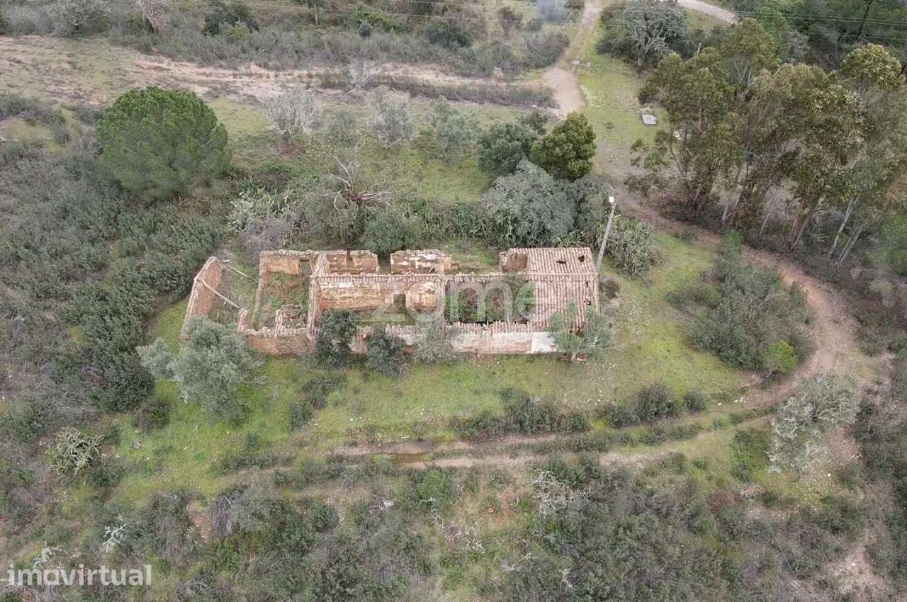 Moradia para reconstrução com PIP aprovado, em S.M. da Serra