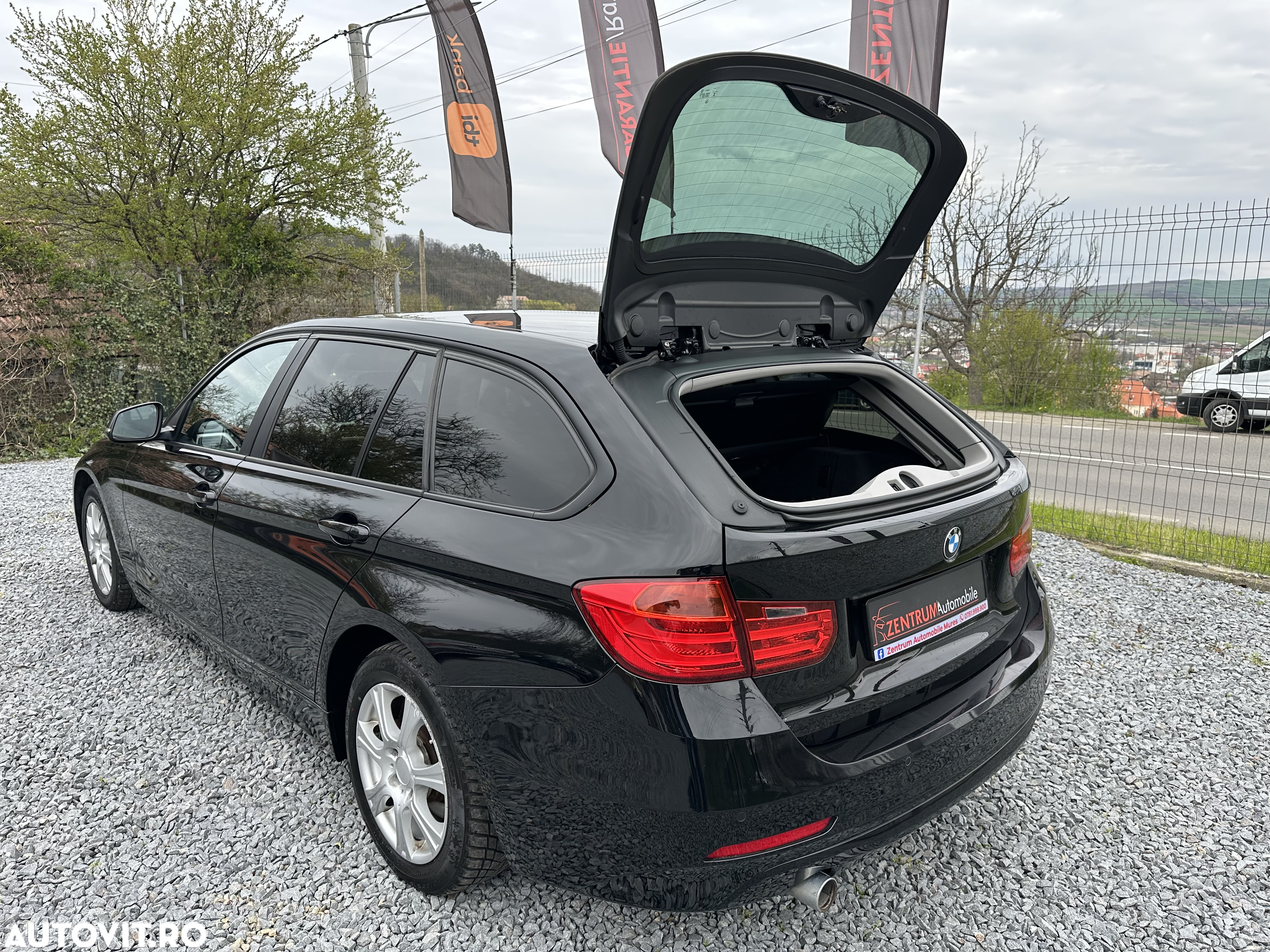 BMW Seria 3 320d DPF Touring Aut. Edition Sport - 9