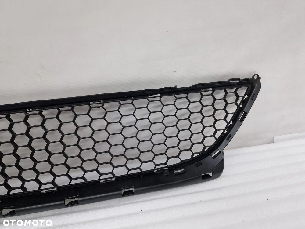 DACIA LOGAN I LIFT 09- KRATKA ŚRODKOWA ZDERZAKA PRZEDNIEGO , NR 8200752803 , NR AUKCJI K343 - 6