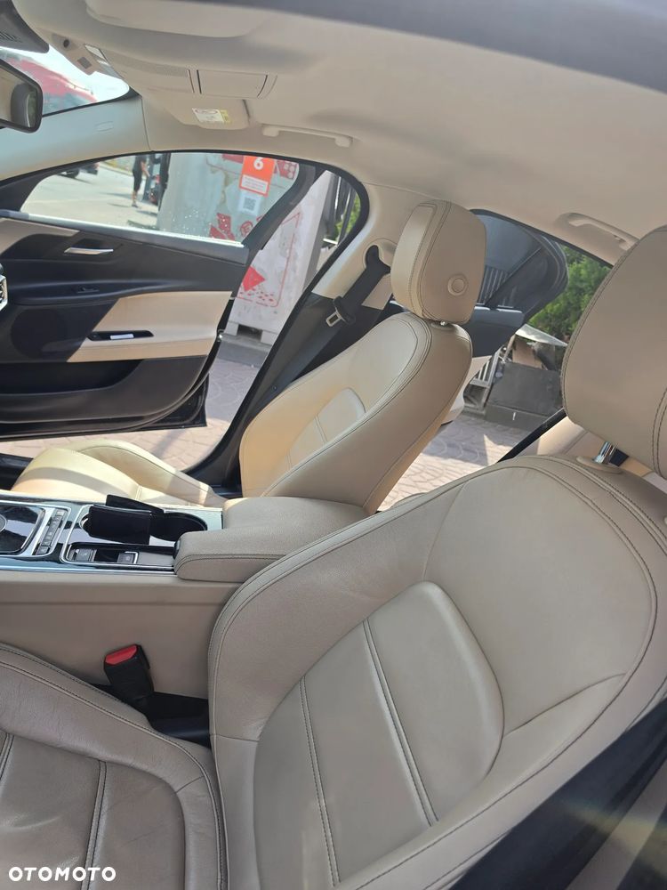 Jaguar XE 2.0 D Prestige - 7