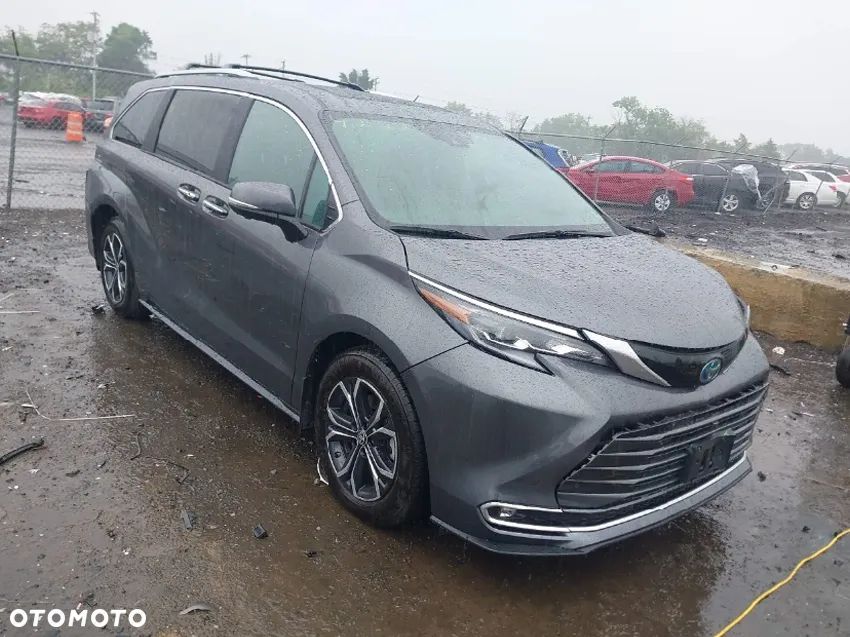 Toyota Sienna - 1
