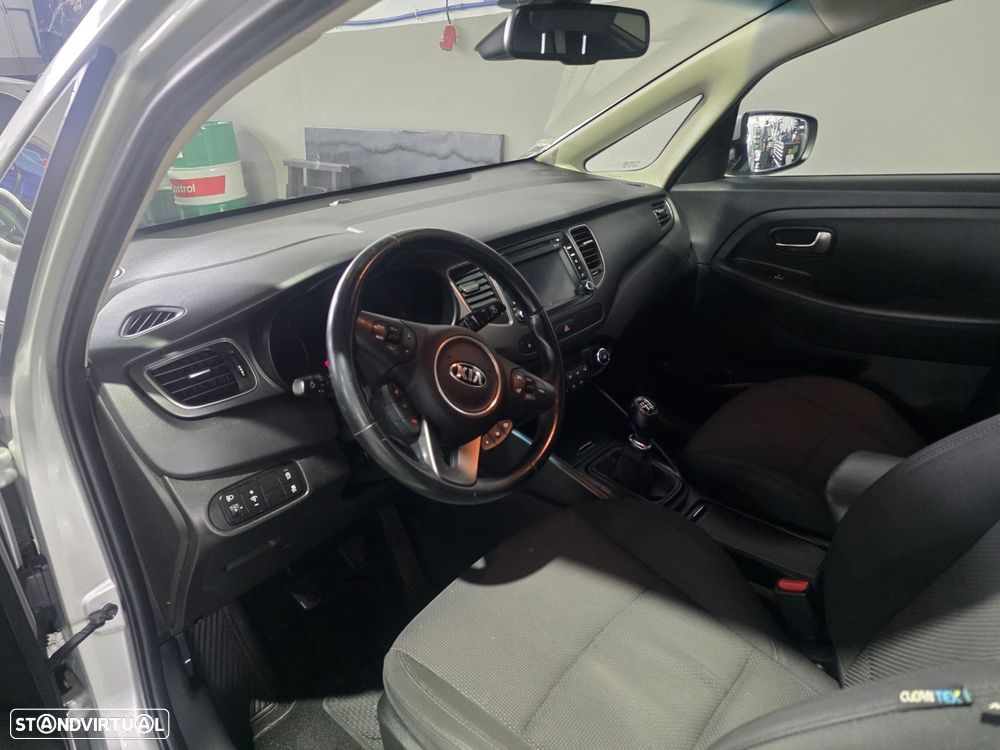 Kia Carens - 12