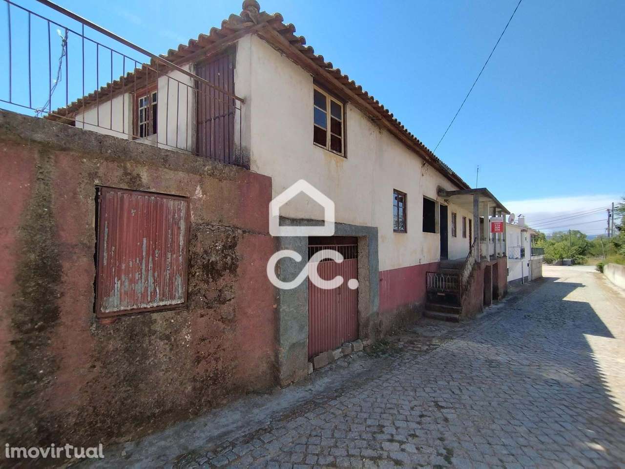 Moradia Para Restauro na Periferia da Cidade - Grande imagem: 3/28