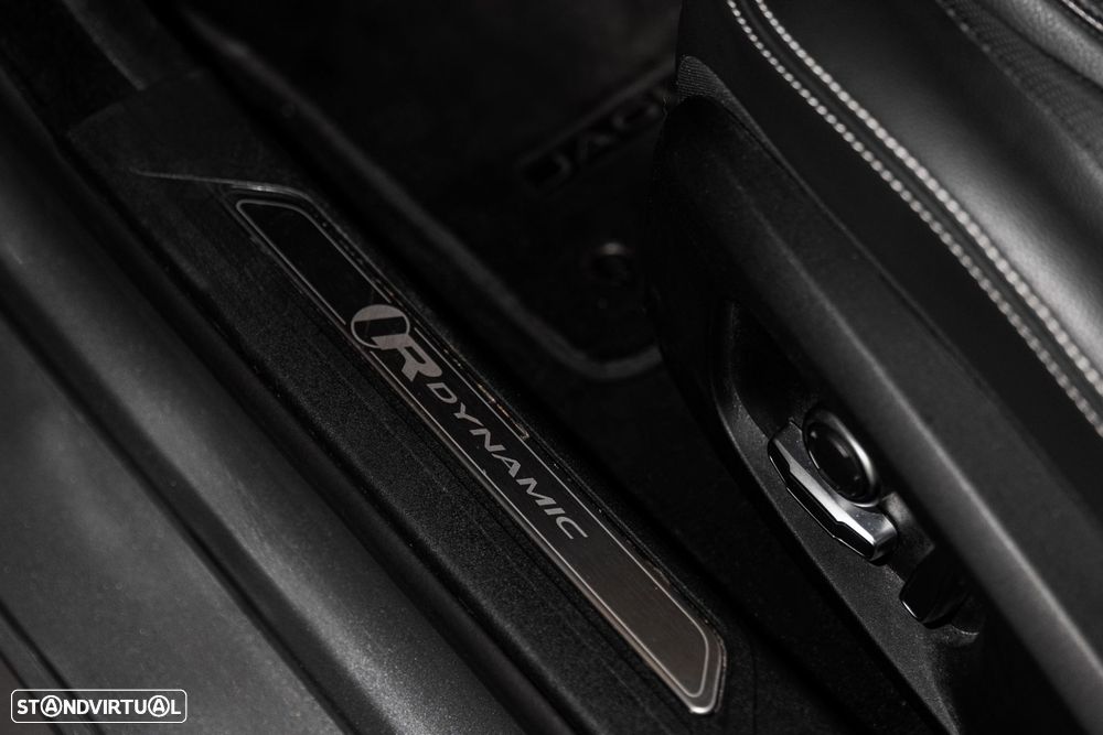 Jaguar XE 2.0 D200 R-Dynamic Black - 29