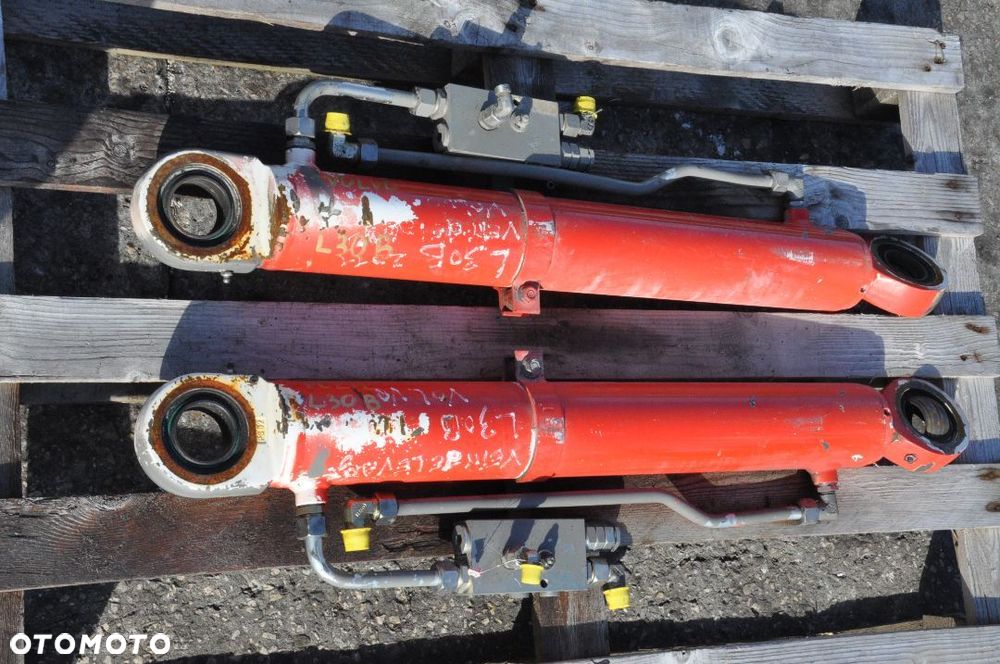SIŁOWNIK TŁOK HYDRAULICZNY VOLVO L30B DŁ. 82 CM