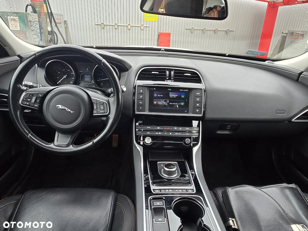 Jaguar XE 2.0 D AWD Prestige - 5