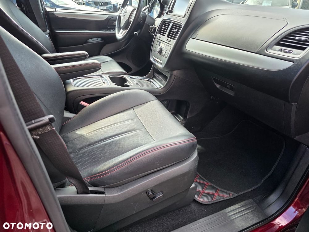 Dodge Grand Caravan - 25