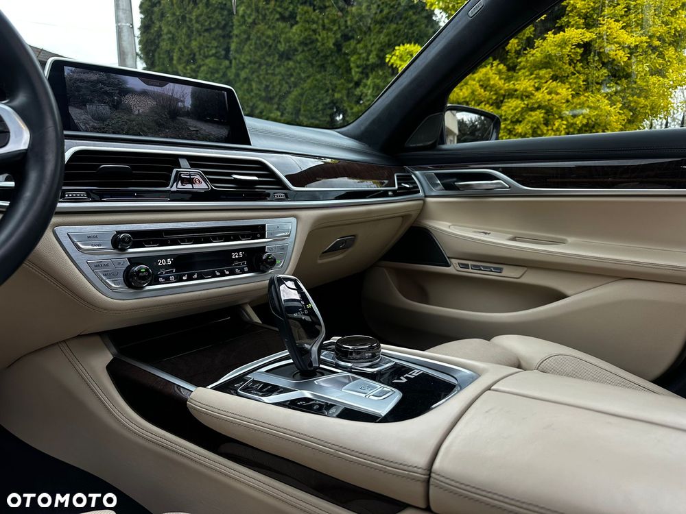 BMW Seria 7 750Li xDrive - 22