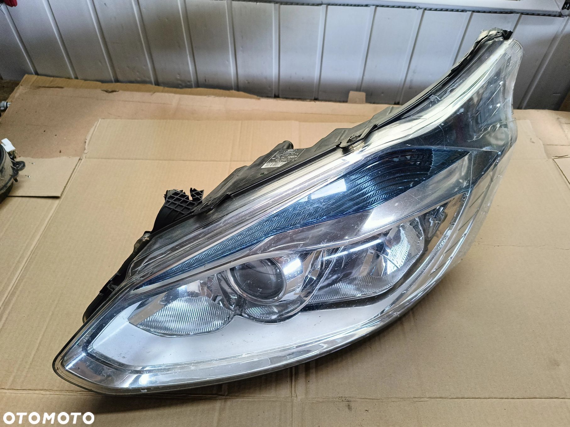 Transit Custom lampa przednia przód lewa uszkodzona Europa Ford - 1