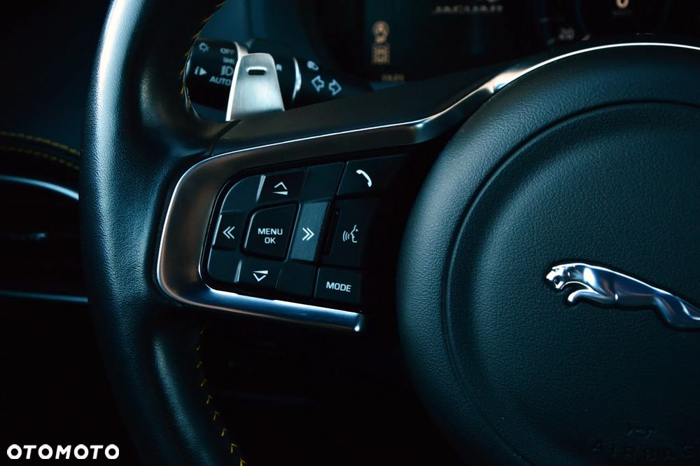 Jaguar XE 2.0 T AWD 300 Sport - 24