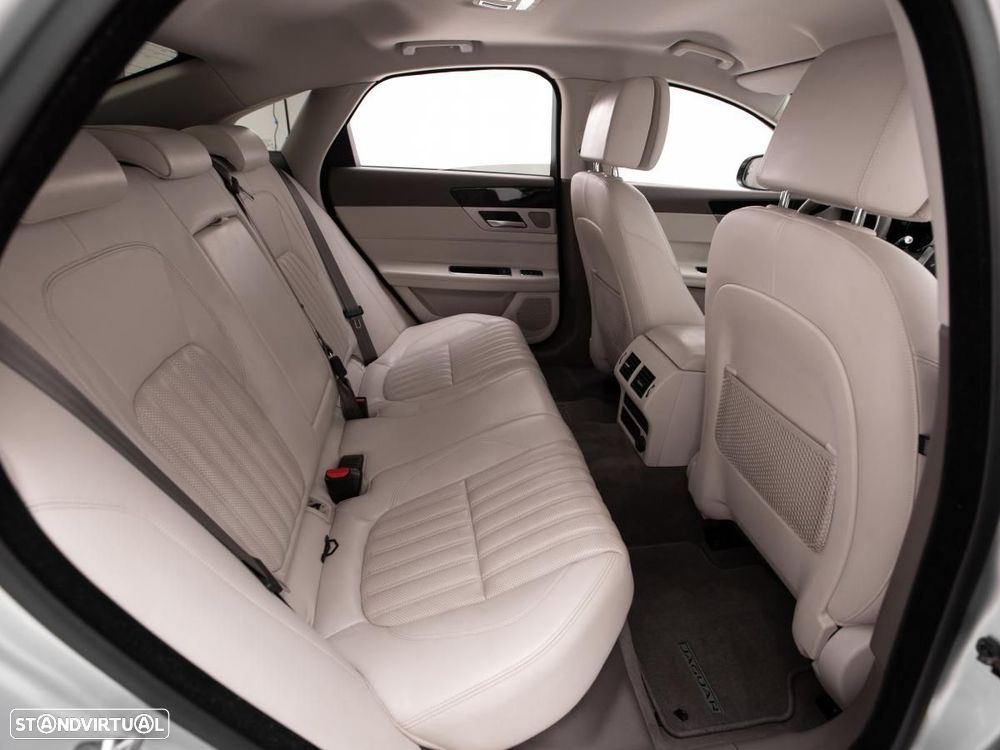 Jaguar XF - 12