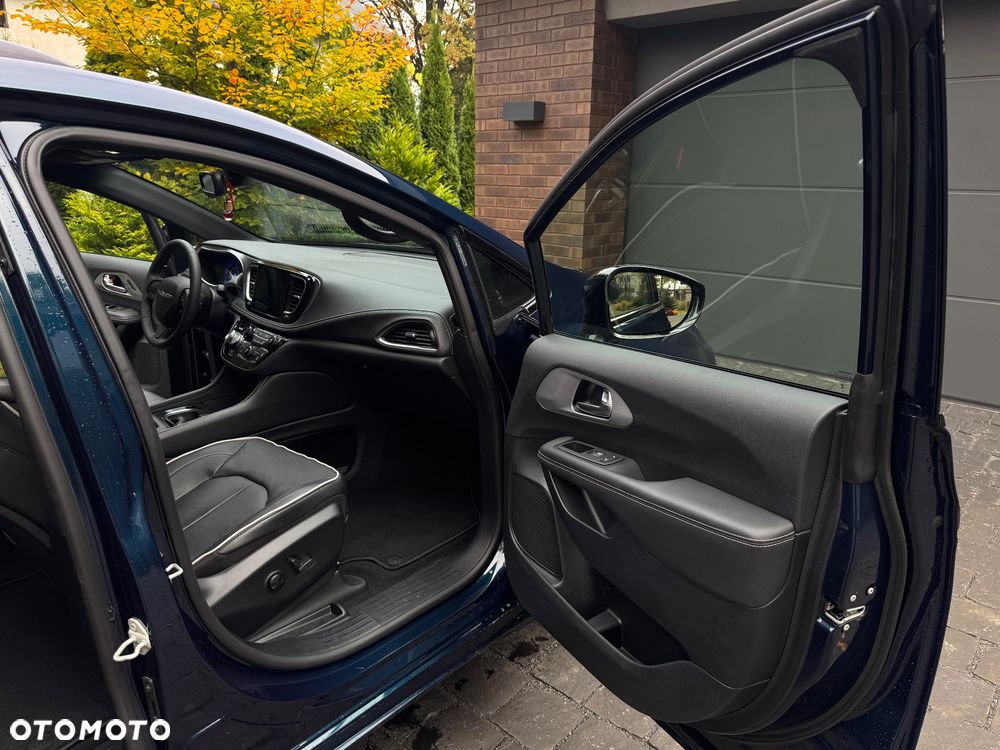 Chrysler Pacifica - 16