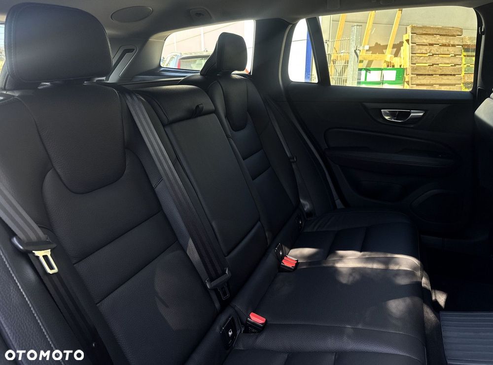 Volvo V60 T8 AWD Plus Dark - 28