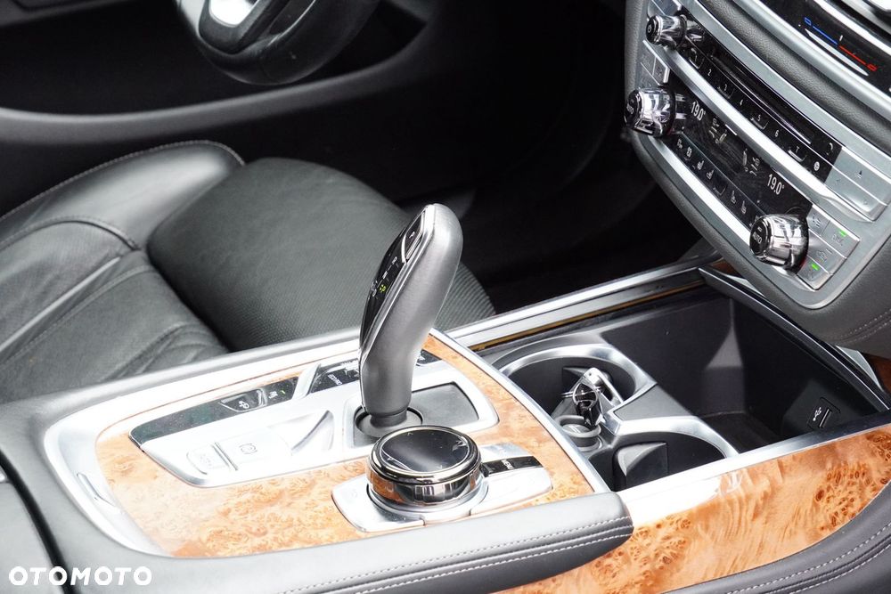 BMW Seria 7 750Li xDrive - 27