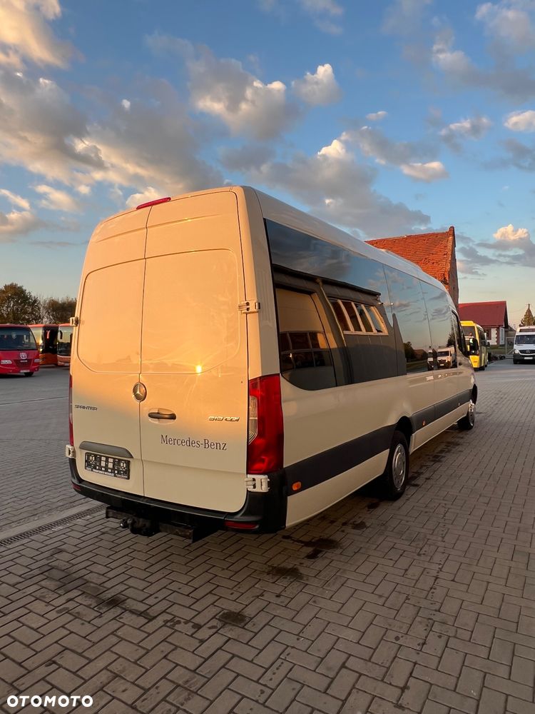 Mercedes-Benz 519 model - 4