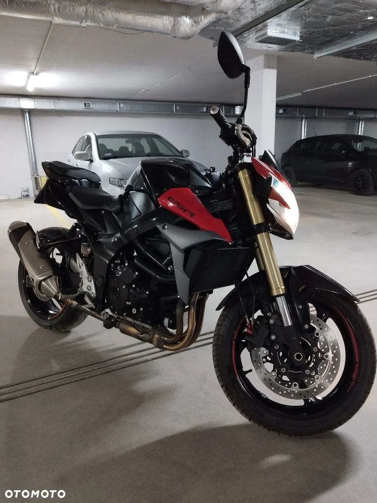 Suzuki GSR - 19