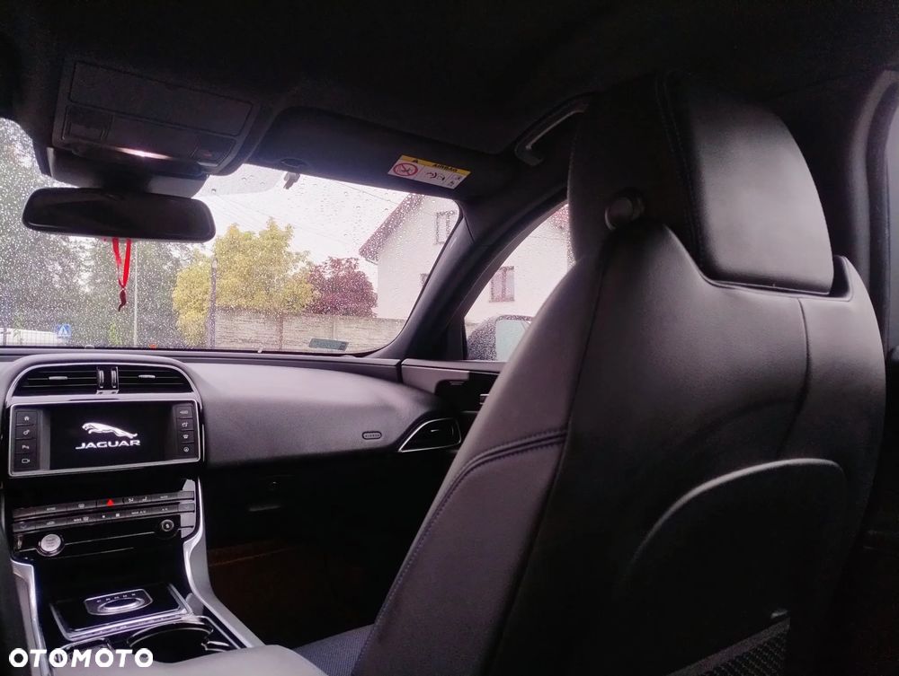 Jaguar XE 2.0 D R-Sport - 23