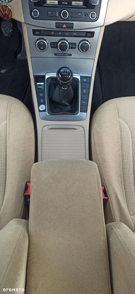 Volkswagen Passat 2.0 TDI Comfortline - 12