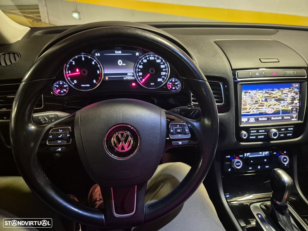 VW Touareg 3.0 TDI V6 Executive Edition - 28