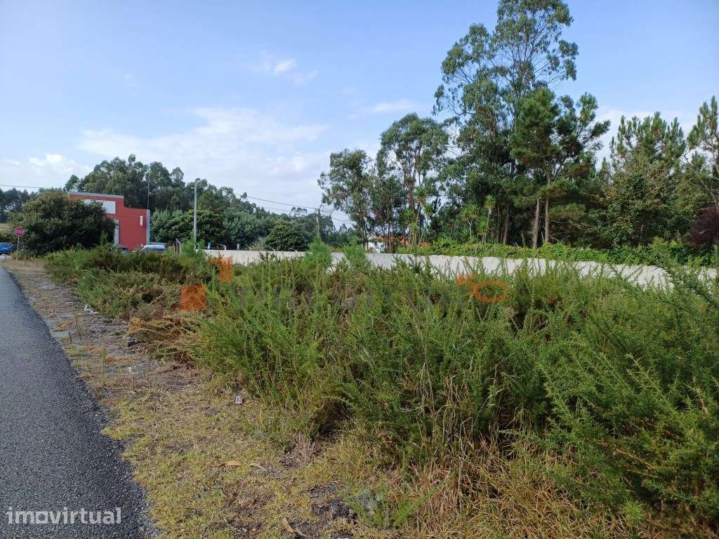 Terreno de 2100m2 com fácil acesso à Zona Industrial das Caldas da ... - Grande imagem: 3/6