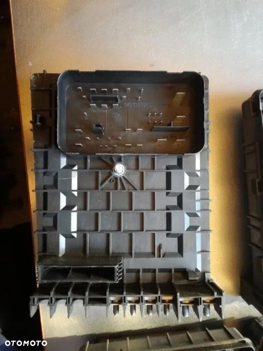 Skrzynka bezpieczników Skoda Octavia Superb VW Golf Passat Seat Audi - 3