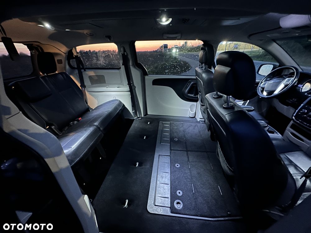 Chrysler Town & Country 3.6 Limited - 9