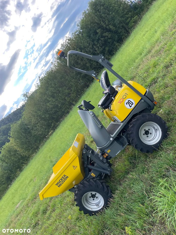 Wacker Neuson D01 1001 Nowe Wozidło Budowlane Rolnicze 4x4. Ładowność 1 tona. Wysokie podnoszenie+KIPER Wysoki! Maszyna sprowadzona z Norwegii. Jest to nowa maszyna przebieg 4.4 mtg.  Kupione w Norweskim salonie z Ekspozycji sklepowej! Stało tylko na pokaz! Silnik Yanmar 3cyl. Potężna moc a maszyna bardzo mała i zwinna. Szybka wolna jazda. Oświetlenie rozbudowane. Wielka Okazja! Jazda Rewers. Hydrostatic! Wielka Okazja