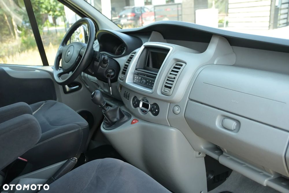 Renault Trafic Grand Passenger Black Edition - 21