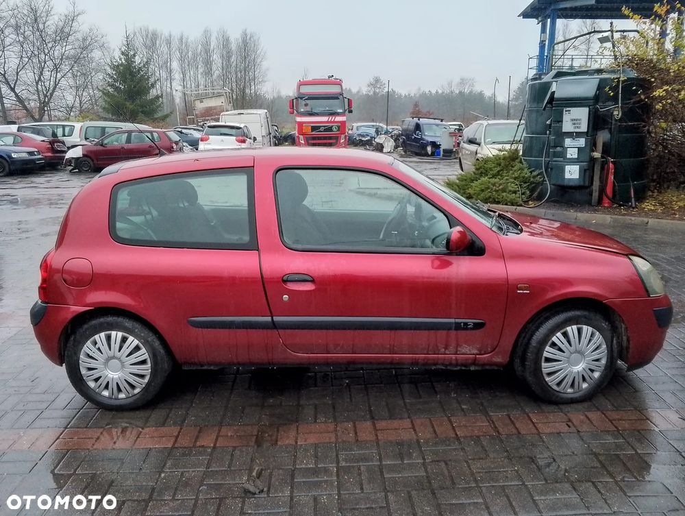 Renault Clio II (01-03r.) 1.2 B 58KM. Silnik D7F 710 Skrzynia  JB1514 lakier NV713/ NV 713.Cały na części. GWARANCJA !!! Przód Tył Zestaw Komplet Drzwi Klapa Zderzak Błotnik Maska Grill Atrapa Szyba Pas Lampa Lusterko Boczki Fotel Kanapa Kokpit Deska Rozdzielcza Przełącznik Włącznik Sterownik Przewody Wiązka Instalacja Moduł Komputer Czujnik Listwa Pompa Alternator Wtryski Głowica Rozrusznik Kompresor Sprzęgło Dwumas Silnik Skrzynia ABS Klimatyzacji Paliwa Wspomagania Kolektor Turbina Przepustnica Zawór Chłodnica Koło Hak Belka Sanki Zawieszenie Mcpherson Półoś Amortyzator Wydech Tłumik Zacisk Most - 6