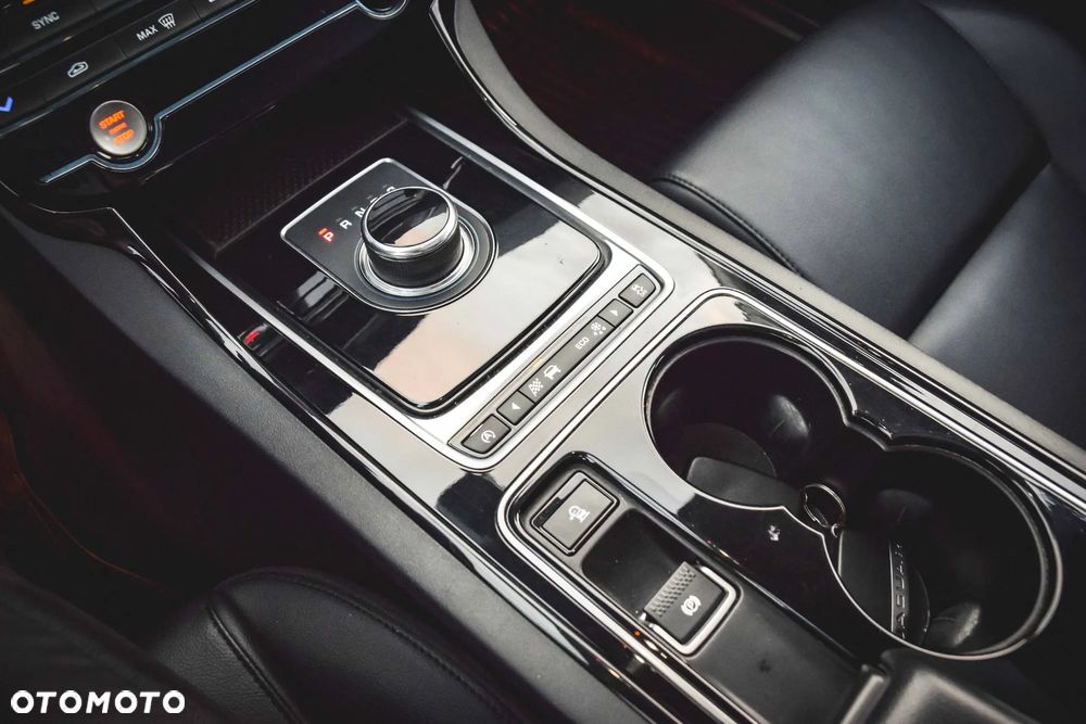 Jaguar XE 2.0 T R-Sport - 35