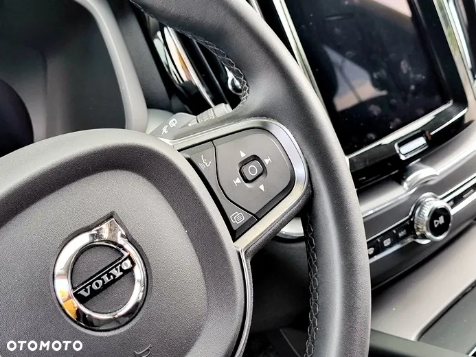 Volvo XC 60 B4 D Plus Dark - 28