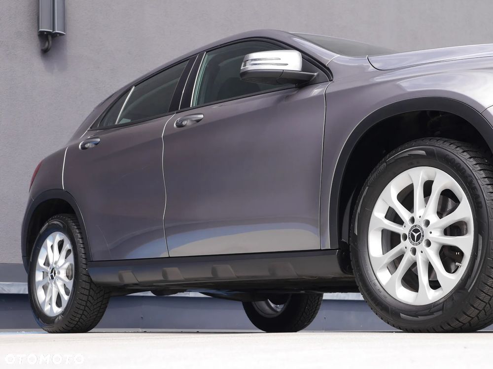 Mercedes-Benz GLA 180 7G-DCT - 38