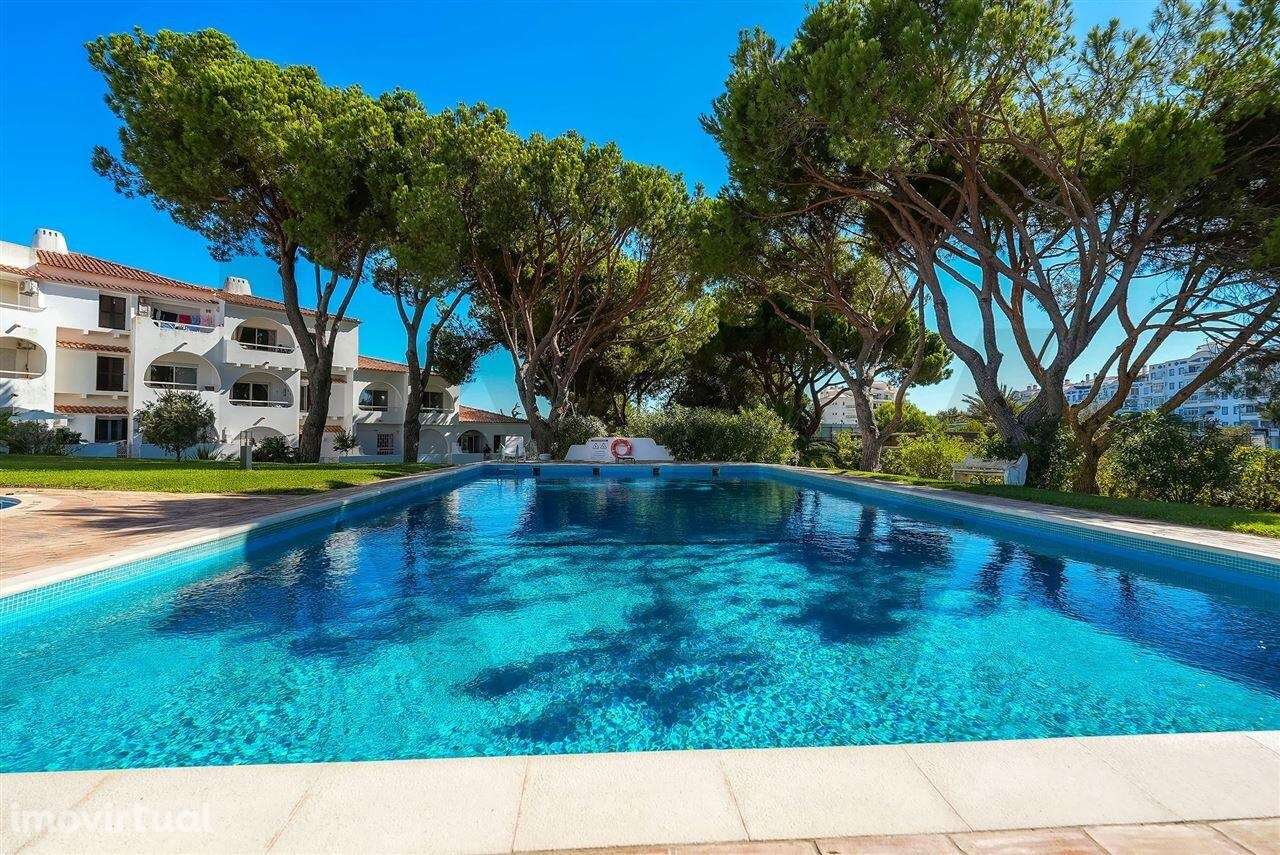 Apartamento T2 em Quarteira – Condomínio com Piscina e Jardim - Grande imagem: 3/51