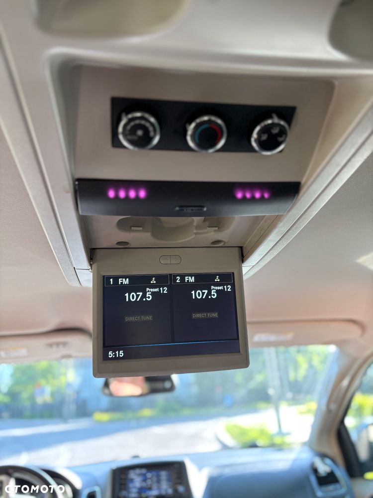 Chrysler Town & Country - 22
