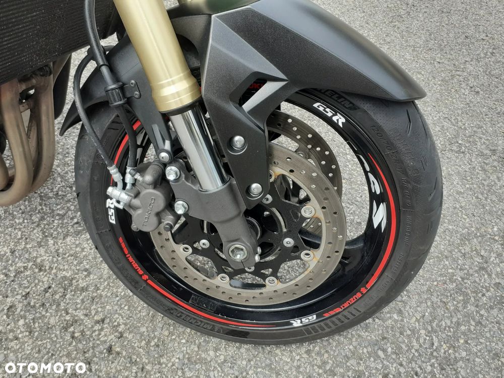Suzuki GSR - 2