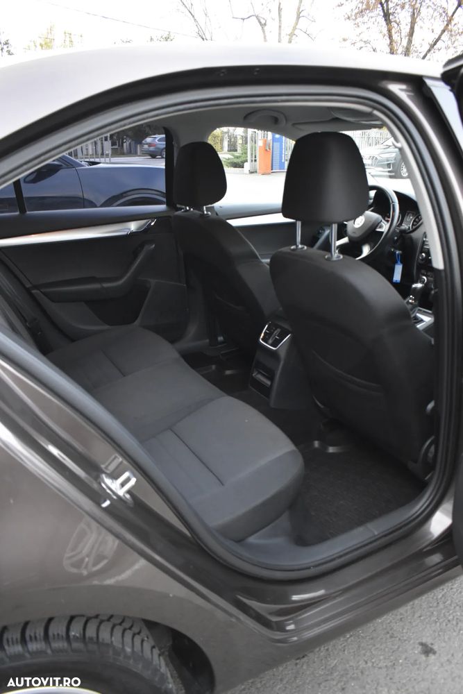 Skoda Octavia 1.6 TDI AMBITION DSG - 24