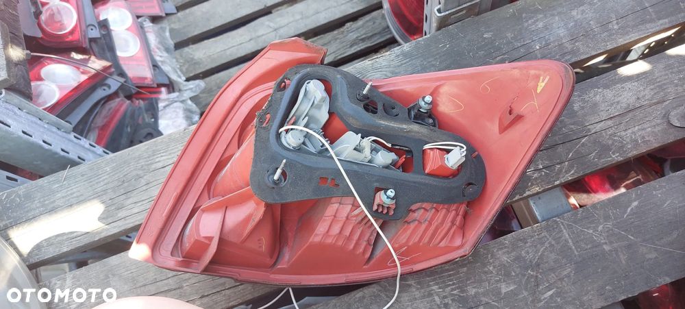 .  TYL TYLNA LAMPA LEWA TOYOTA AURIS HB 5D - 5